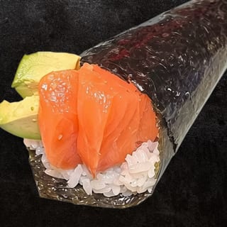 Salmon Hand Roll*
